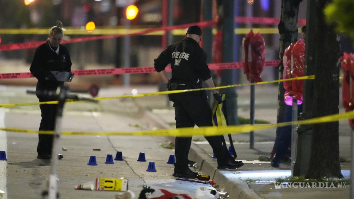 $!Investigadores del Departamento de Policía de Denver, trabajan en la escena de un tiroteo masivo en Market Street, entre la 20ma y la 21ra avenidas.