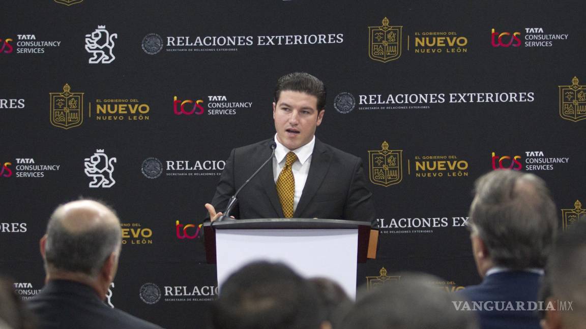 $!El Gobernador del estado de Nuevo León, Samuel Garcia, habla hoy durante la inauguración de la sede de la empresa Tata Consultancy Services (TCS) en Monterrey.