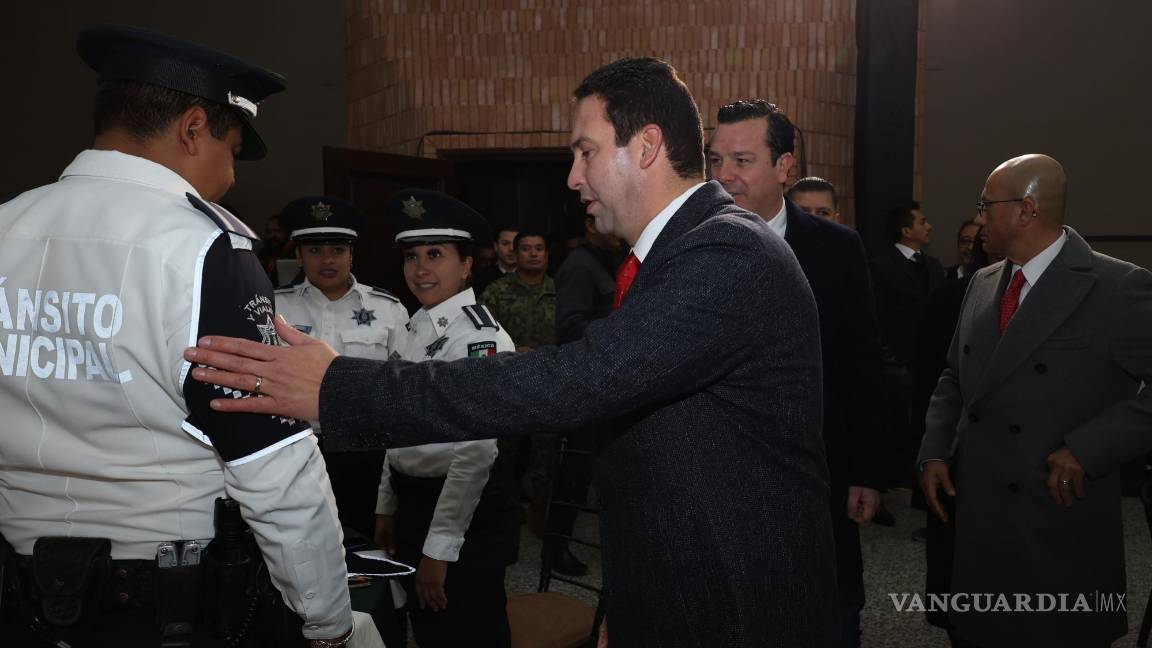 $!Saltillo reconoció a cinco policías destacados por su compromiso, heroísmo y dedicación en el Día del Policía. Uno de los galardones fue entregado póstumamente a un elemento caído en servicio.