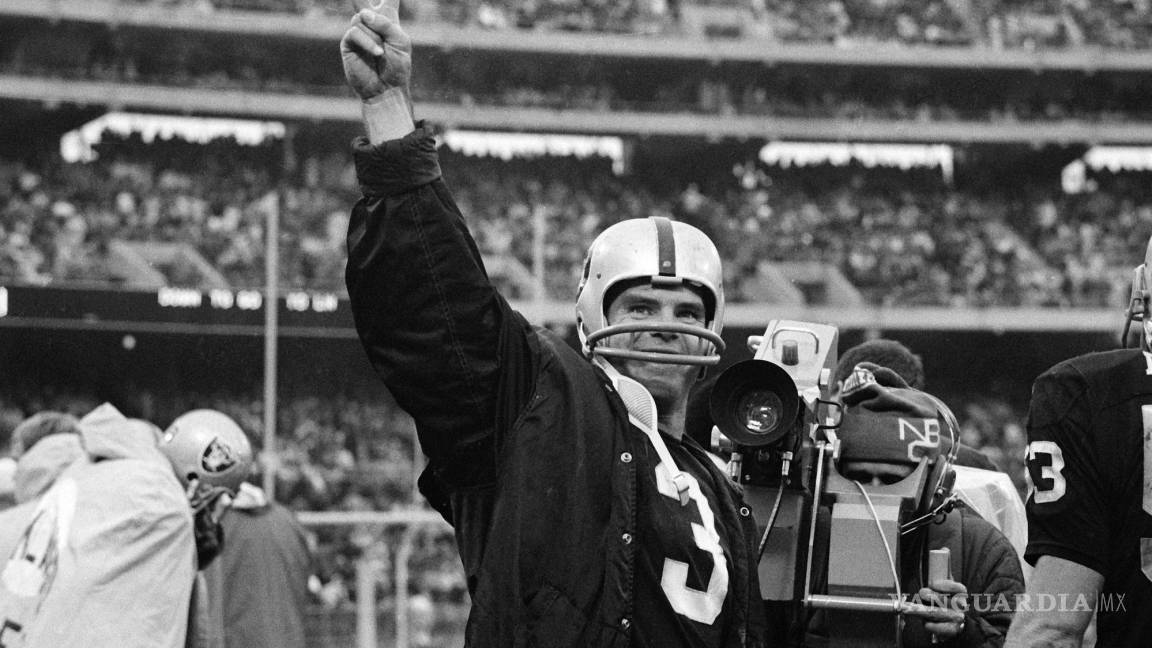$!Daryle Lamonica, quarterback de los Oakland Raiders después de que su equipo venciera a los Kansas City Chiefs, el 22 de diciembre de 1968.