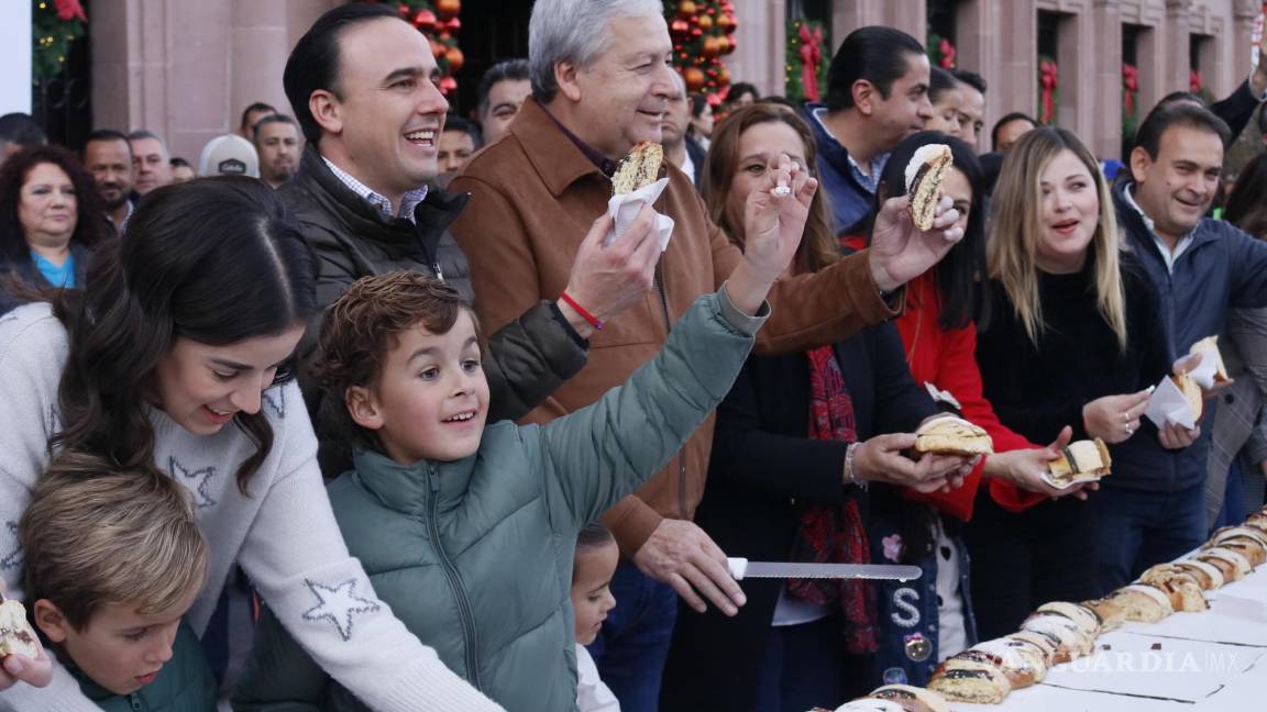 Comparten mega rosca con saltillenses en Plaza de Armas