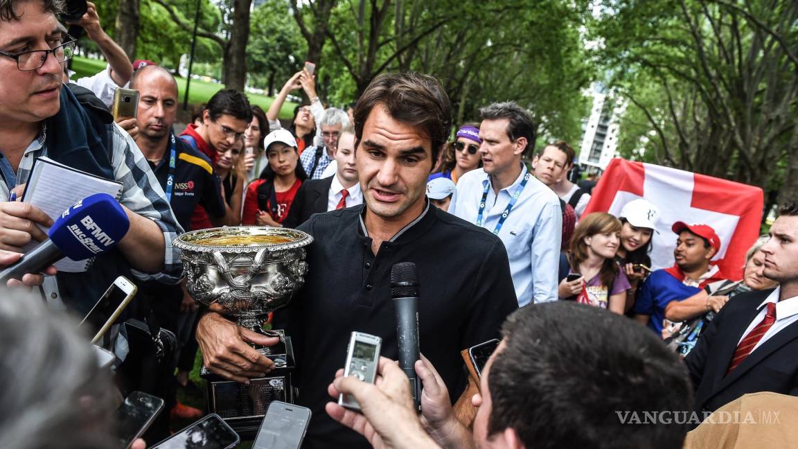 $!Roger Federer responde preguntas de los medios con el trofeo del Abierto de Australia en Carlton Gardens en Melbourne, Australia, el 30 de enero de 2017