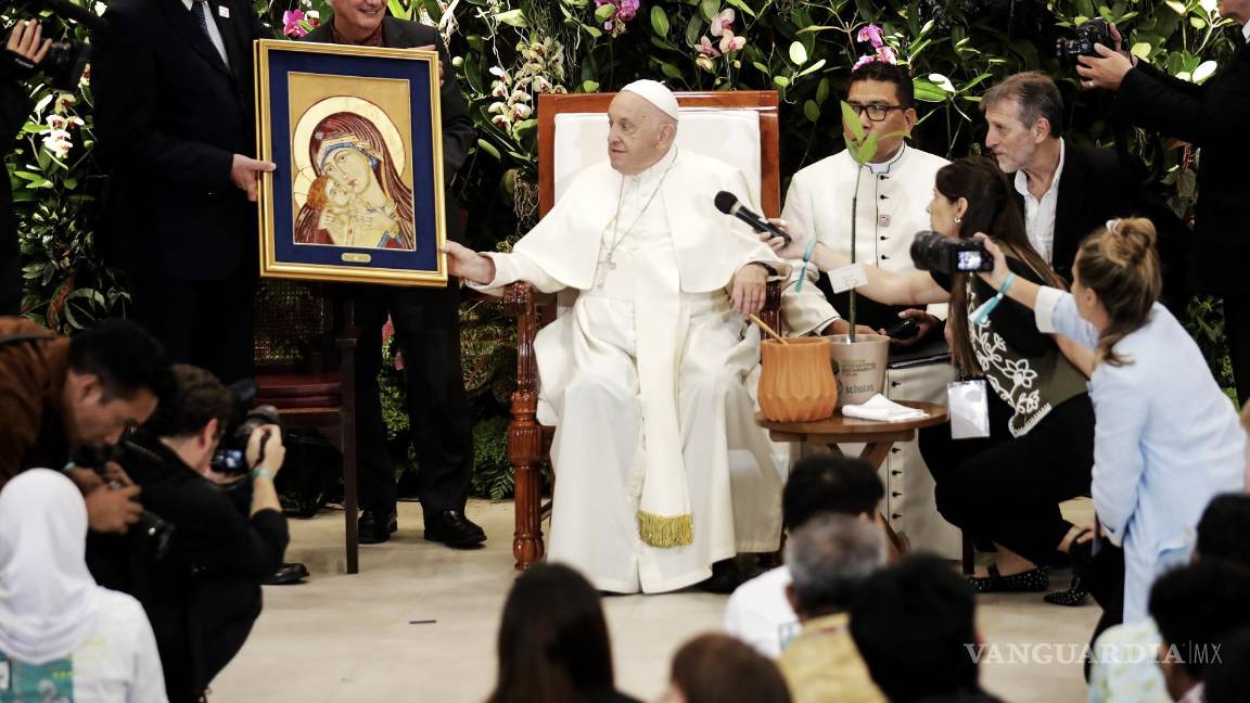 $!El Papa Francisco (C) recibe un regalo durante una visita al Centro Juvenil Grha Pemuda en Yakarta, Indonesia.