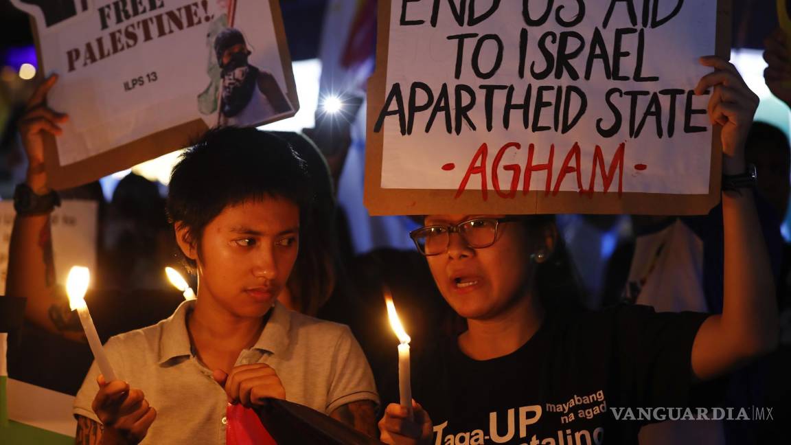 $!Miembros de grupos de derechos humanos muestran carteles en apoyo de los palestinos en Quezon City, Metro Manila, Filipinas.