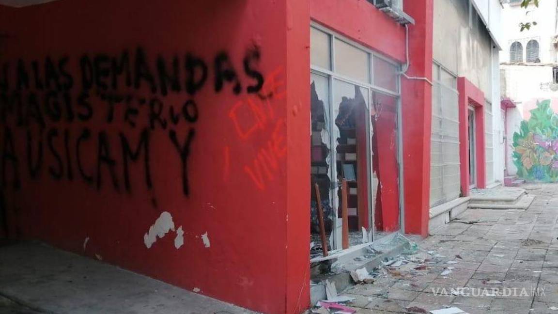 $!‘Este es el primer aviso’, maestros de la CNTE vandalizaron oficinas de partidos políticos en Chiapas