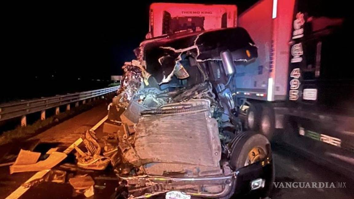 $!Personal de emergencia y autoridades acudieron al lugar del accidente, atendiendo la situación en el kilómetro 209.