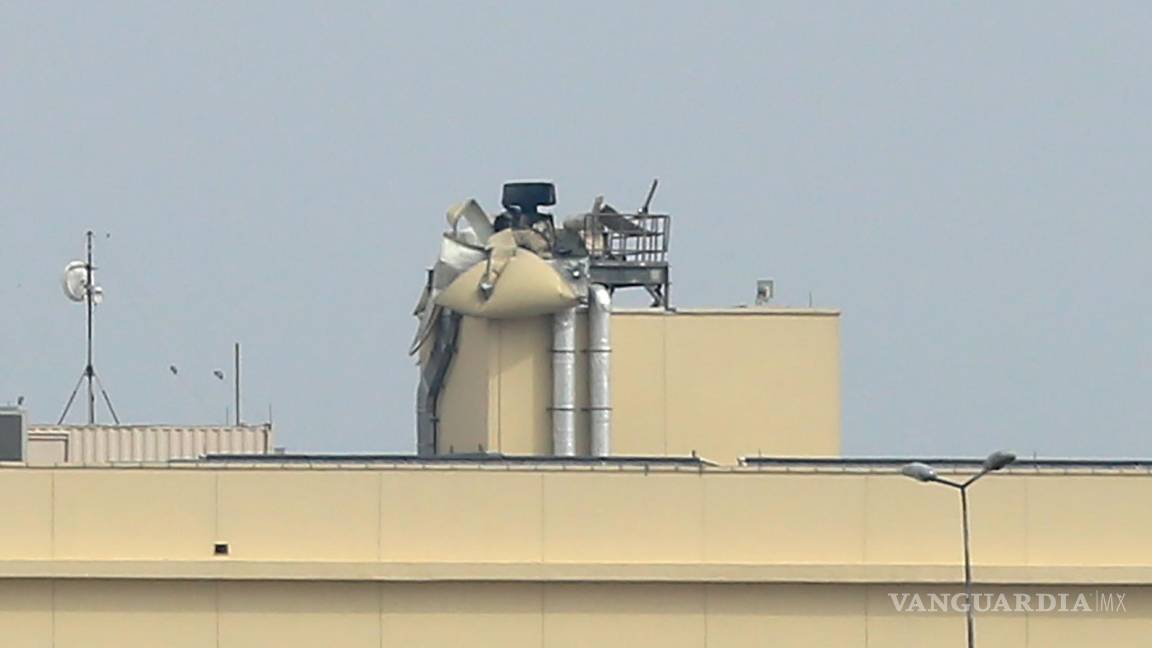 $!Un dron impactó este sábado contra la embajada estadounidense ubicada en el corazón de la fuertemente fortificada Zona Verde del centro de Bagdad, lo que provocó que saliera humo y llamas del edificio.