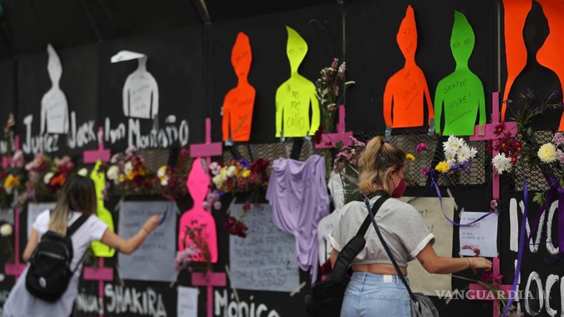 $!Palacio Nacional se convirtió en el 'muro de la memoria' (fotogalería)