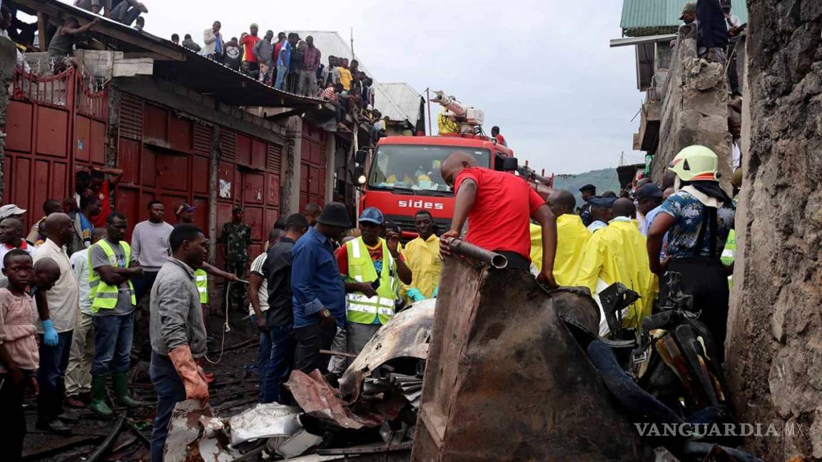 Avión choca contra casa en El Congo y deja al menos 23 muertos