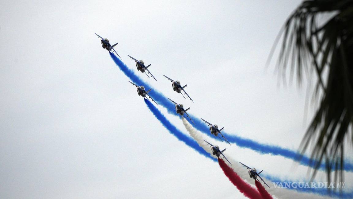 $!La unidad acrobática de la fuerza aérea francesa ‘Patrouille de France’ se presenta cuando los invitados llegan para la proyección de ‘Top Gun: Maverick’.