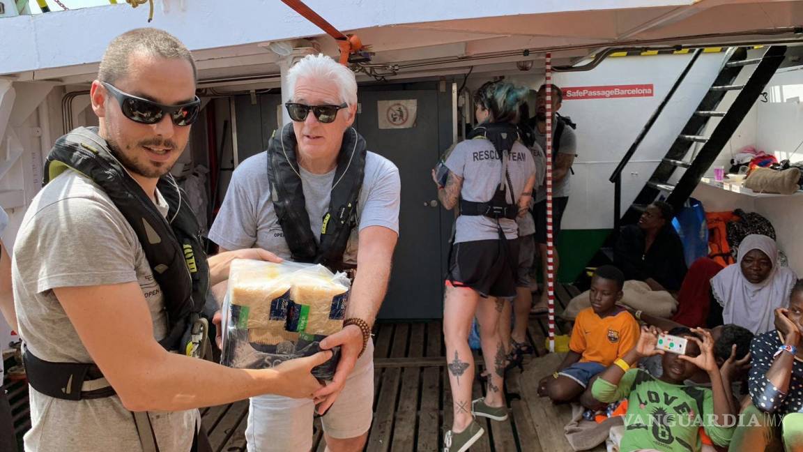 Richard Gere en acto solidario y humanitario lleva víveres a 121 inmigrantes rescatados por Open Arms