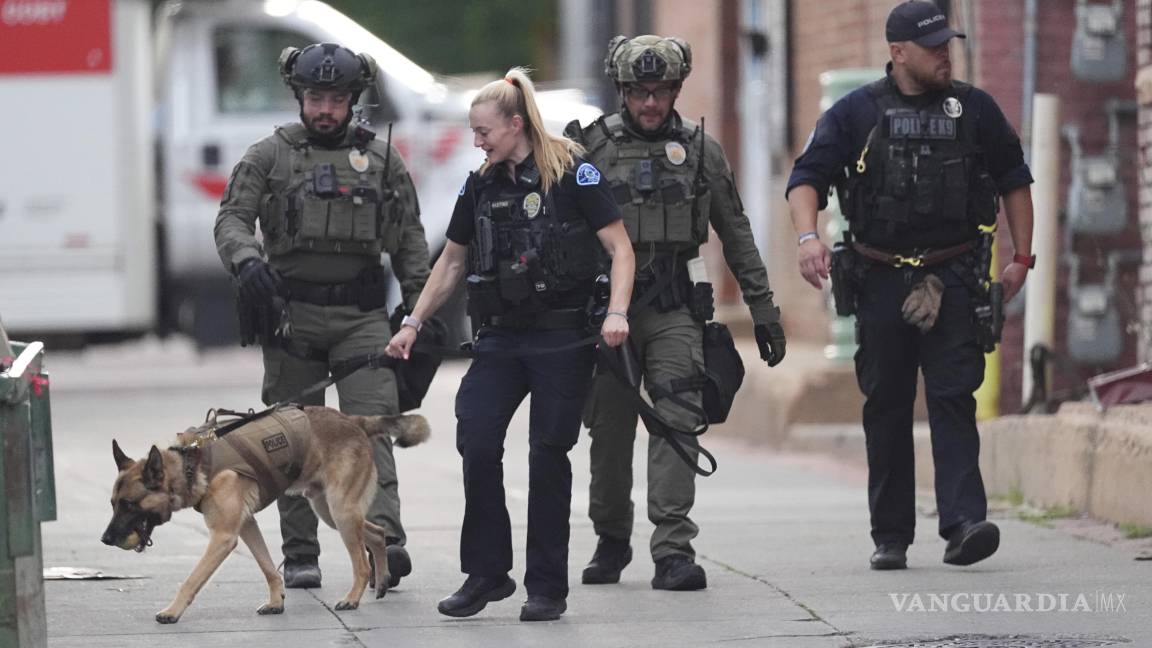$!Agentes policiales investigan después de un ataque en el centro comercial Pearl Street Mall, el domingo 1 de junio de 2025, en Boulder, Colorado.
