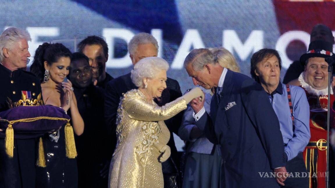 $!4 de junio de 2012, el príncipe Carlos le hace un gesto a su madre, la reina Isabel II al final del Concierto del Jubileo de la Reina.
