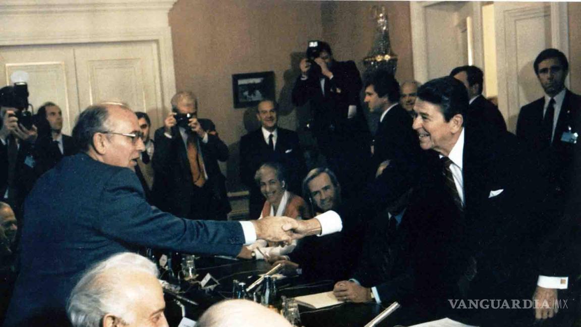 $!El líder soviético Mikhail Gorbachev (i) le da la mano al presidente estadounidense Ronald Reagan en la conferencia de Ginebra en noviembre de 1985.