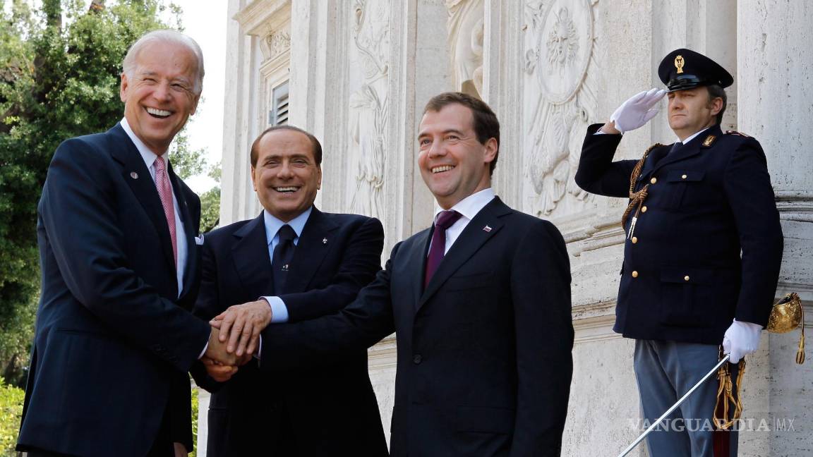 $!2/06/2011. El primer ministro italiano, Silvio Berlusconi, saluda al presidente ruso, Dmitry Medvedev (d), y al vicepresidente estadounidense, Joe Biden (i).