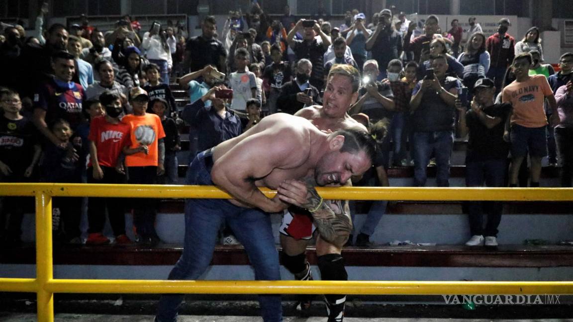 Polémica función de lucha libre en la visita de Konan Big a Saltillo