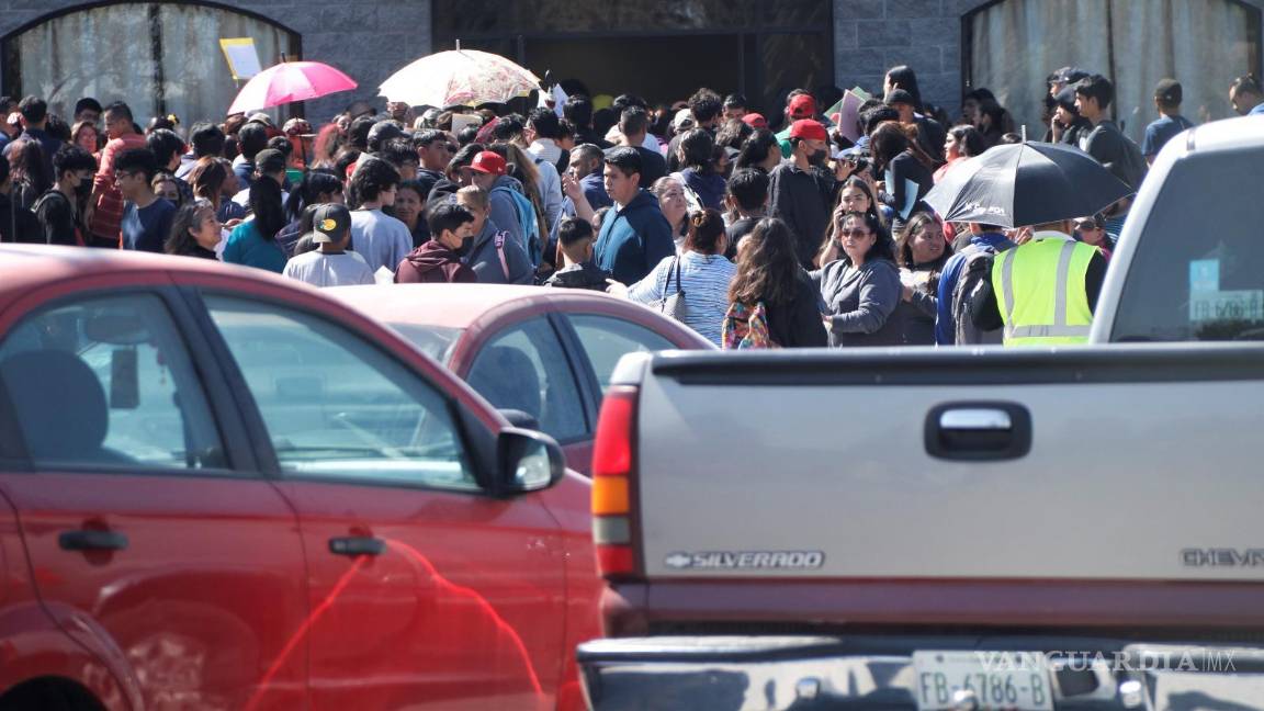 Desorganización y caos en la entrega de becas ‘Benito Juárez’ en Ramos Arizpe