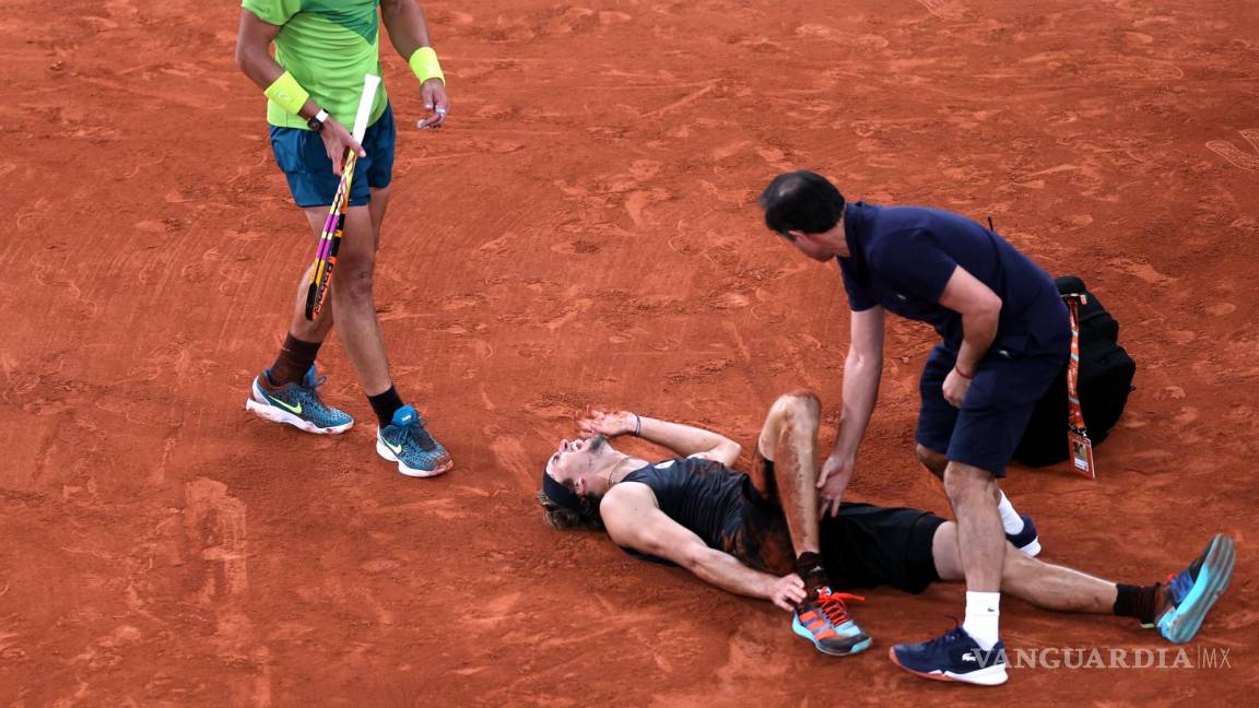 $!Rafael Nadal se acerca al lesionado Alexander Zverev.