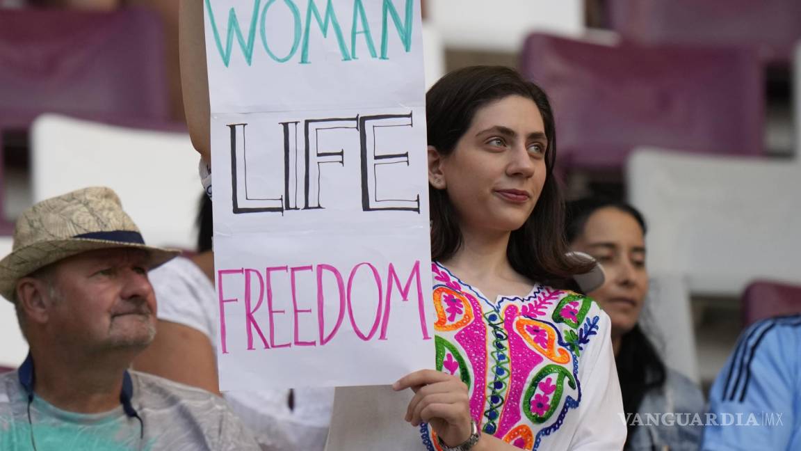 $!Mujeres y hombres se unieron en protesta por las revueltas en Irán.
