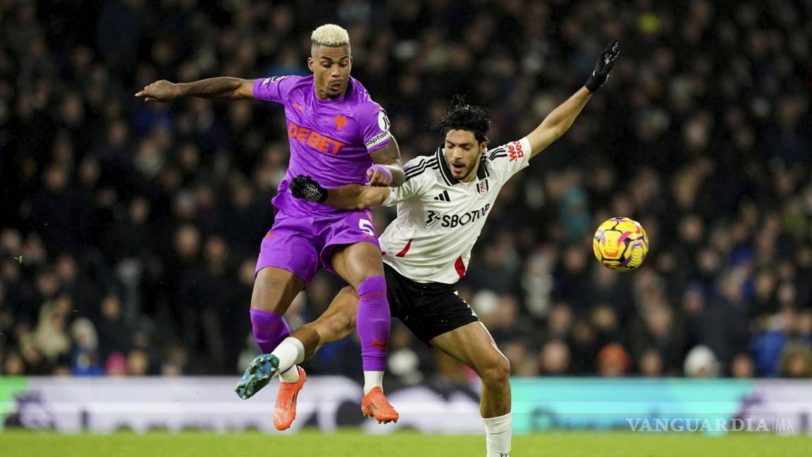 ‘¡Si señor, el mejor viene de México!’ La afición de los Wolves rinde emotivo tributo a Raúl Jiménez en su regreso