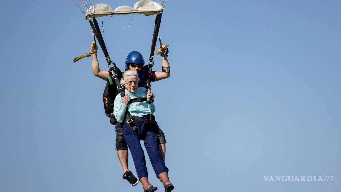 $!Dorothy Hoffner, de 104 años, se convirtió en la persona de mayor edad del mundo en saltar en paracaídas en Skydive Chicago en Ottawa.