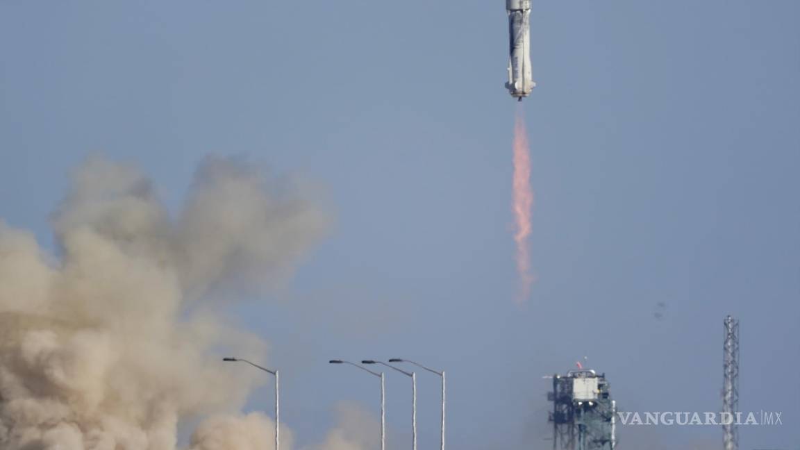 $!El cohete New Shepard de Blue Origin se lanza con los pasajeros William Shatner, Chris Boshuizen, Audrey Powers y Glen de Vries desde su puerto espacial cerca de Van Horn, Texas. AP/LM Otero