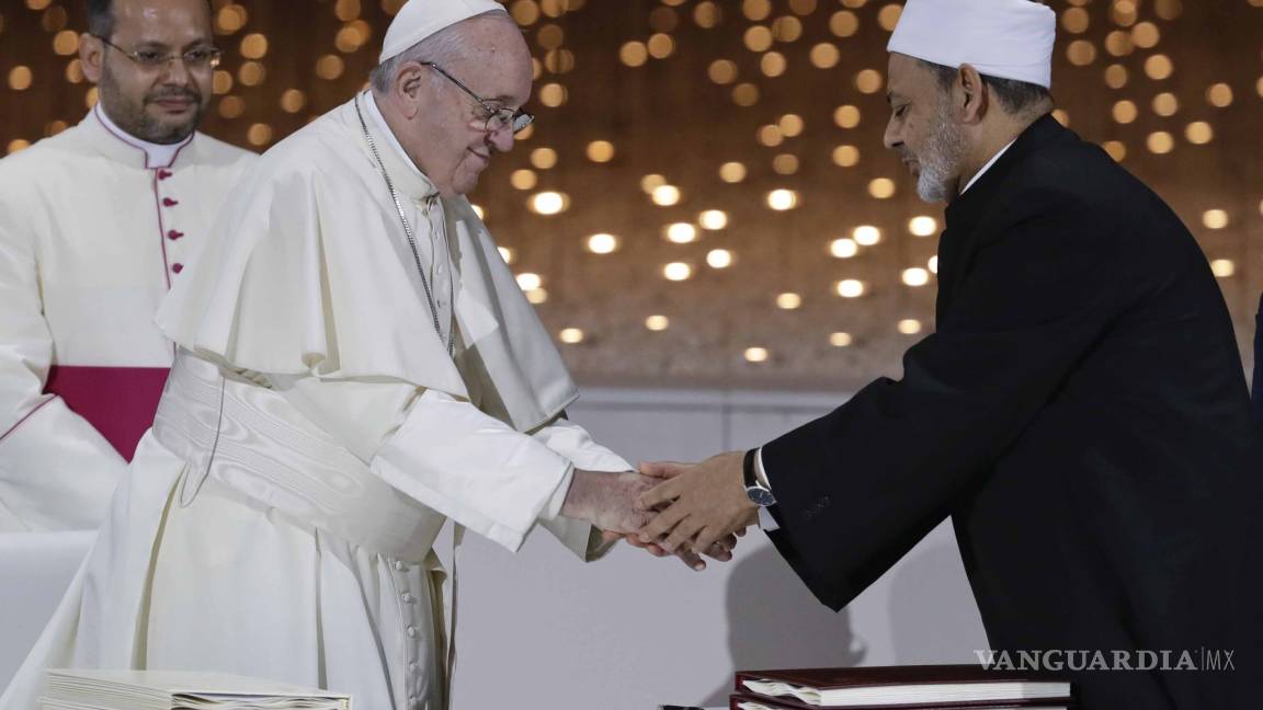 Beso entre el Papa Francisco y el Gran Imán de Al-Azhar, la imagen que recorre el mundo