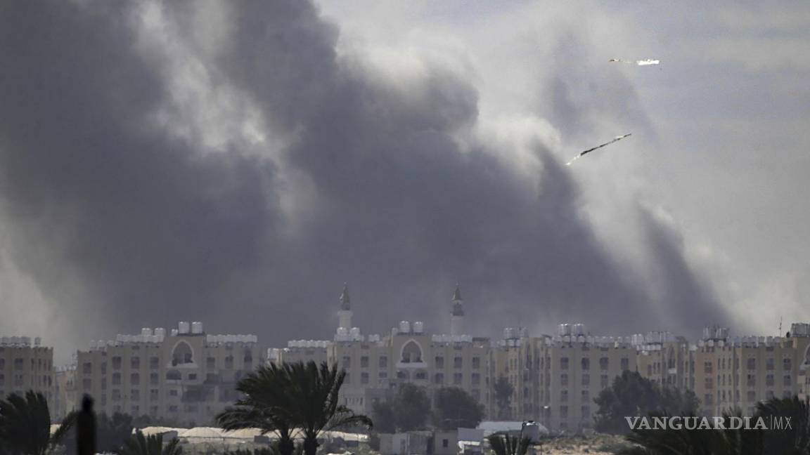 $!El humo se eleva tras un ataque aéreo israelí durante una operación militar en Khan Yunis, en el sur de la Franja de Gaza, el 4 de marzo de 2024.