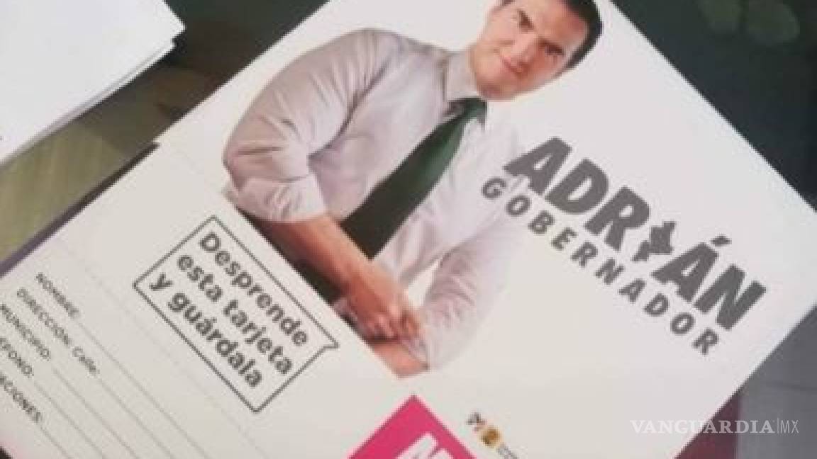AMLO exhibe en la mañanera tarjeta rosa de Adrián de la Garza, candidato priista en NL