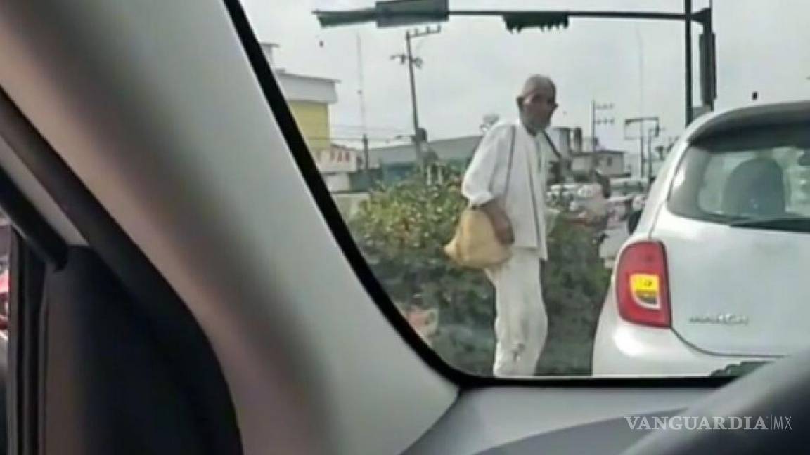 Anciano que pide limosna solo acepta 10 pesos o más, sino pasa esto (video)