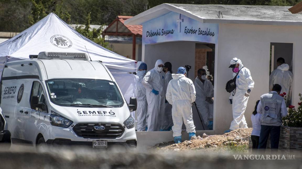 $!MEX2144. GALEANA (MÉXICO)- Fotografía de archivo fechada el 1 de julio de 2022, donde se observa a peritos forenses mientras trabajan en la exhumación del cuerpo de Debanhi Susana Escobar, en el municipio de Galeana, en Nuevo León (México). Un hombre descubrió restos humanos en un terreno baldío a tan solo 150 metros al norte del motel Nueva Castilla, donde hace cuatro meses apareció muerta la mexicana Debanhi Escobar, según informaron este martes autoridades del norteño estado de Nuevo León.