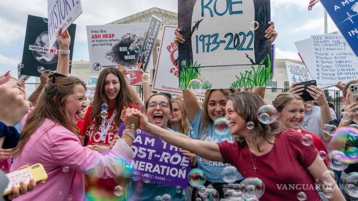 $!Manifestantes opuestos al aborto festejan frente a la Corte Suprema luego del fallo del máximo tribunal para revocar el caso de Roe vs. Wade en Washington.