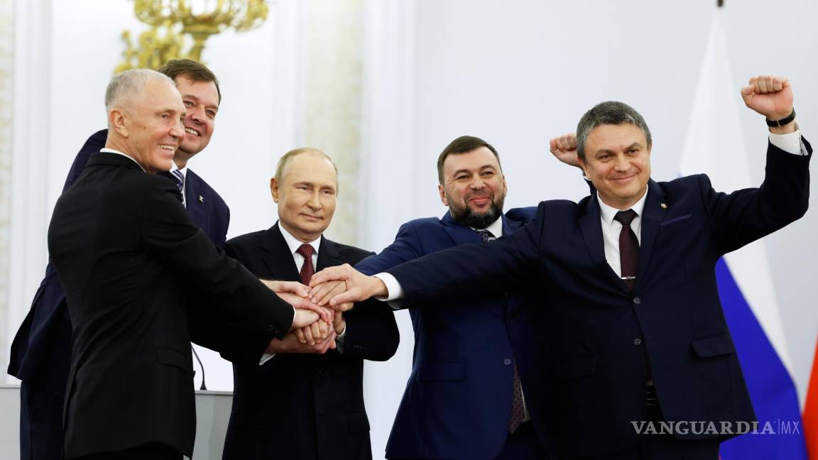 $!El presidente ruso Vladimir Putin (c) celebra la anexión de cuatro regiones ucranianas a Rusia.
