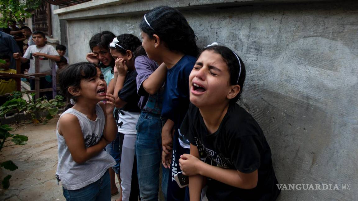 $!Niños reaccionan durante el funeral del palestino Tamim Hijazi, quien murió en un ataque aéreo israelí, en Khan Yunis, en el sur de la Franja de Gaza.