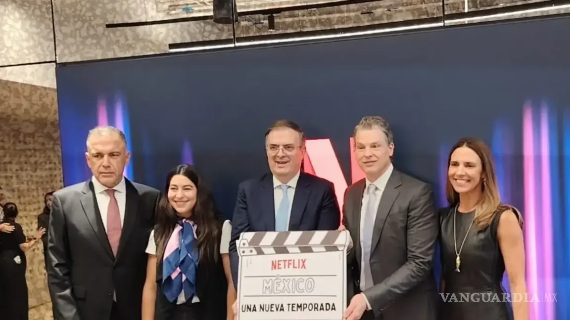 $!El co-CEO de Netflix, Greg Peters, inauguró este 17 de febrero las nuevas oficinas de la compañía en la CDMX. Al centro con Marcelo Ebrard, secretario de Economía.