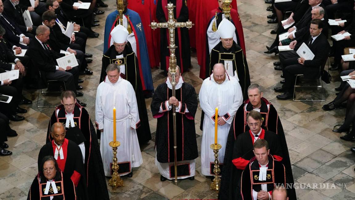 $!Los miembros del clero esperan que el ataúd de la reina Isabel II de Gran Bretaña llegue a la Abadía de Westminster antes de su funeral de estado, en Londres.
