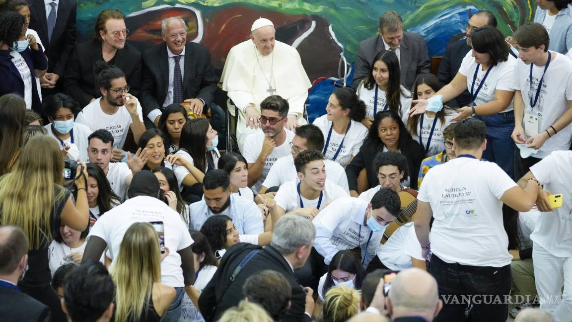 Bono, líder de U2, aplaude el programa educativo lanzado por el papa Francisco