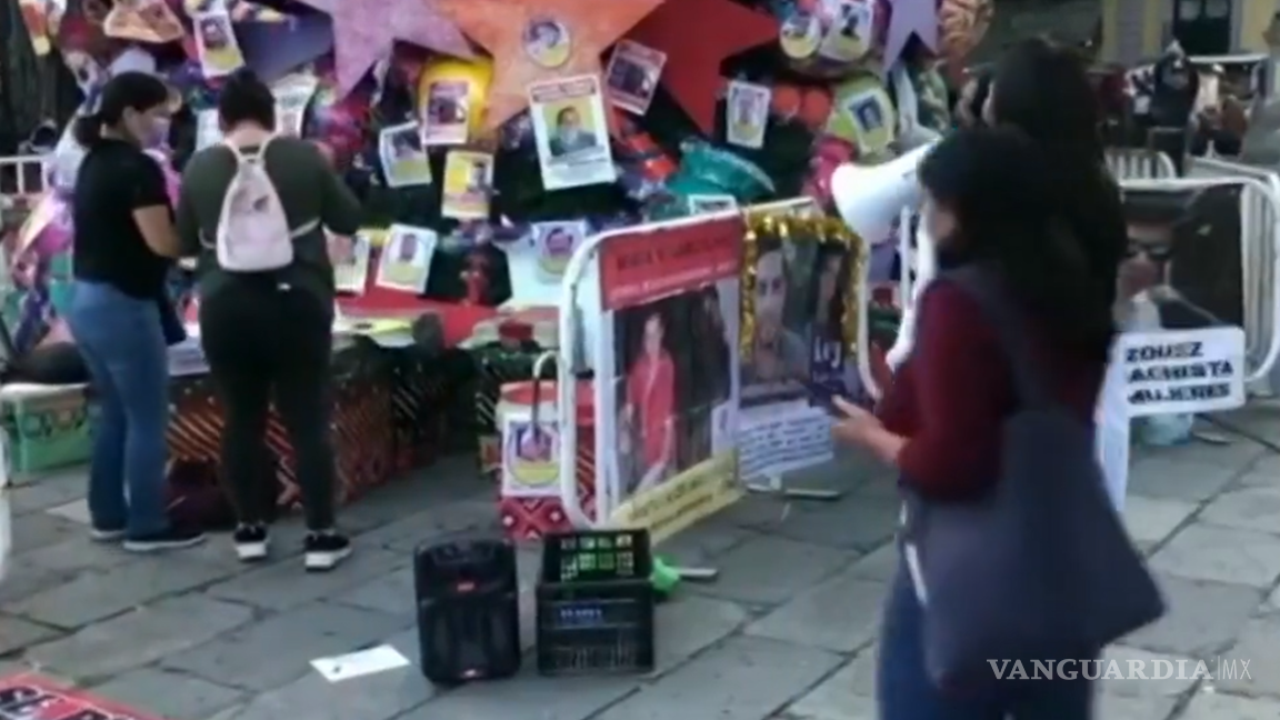 Mujeres levantan árbol de Navidad con rostros de padres deudores en Oaxaca