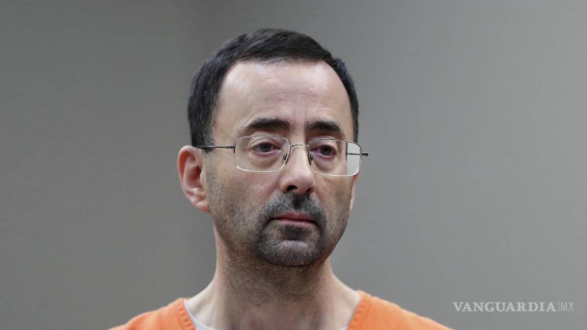 $!El ex médico Larry Nassar comparece ante el tribunal para una audiencia de declaración de culpabilidad, el 22 de noviembre de 2017, en Lansing, Michigan.