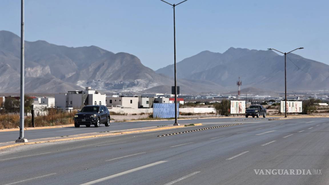 $!Señalización blanca utilizada para el maratón se mezcla con los carriles de circulación.