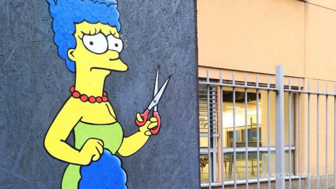 Borran un mural de Marge Simpson cortándose su pelo ante el consulado iraní de Milán