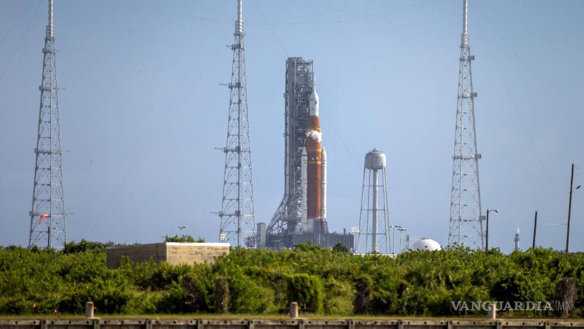 $!El cohete del Sistema de Lanzamiento Espacial (SLS) de la NASA con la nave espacial Orión a bordo sobre el lanzador móvil en la plataforma de lanzamiento 39B en el Centro Espacial Kennedy