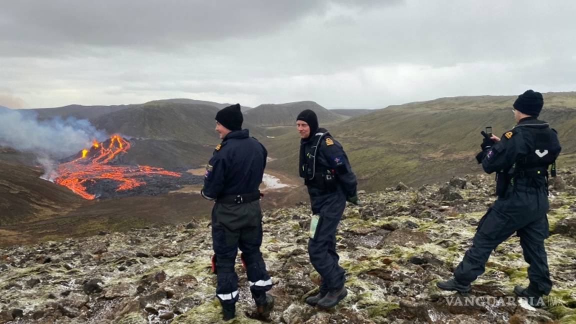 $!Después de 6 mil años el volcán del monte Fagradals en Islandia despertó con una erupción (fotos)