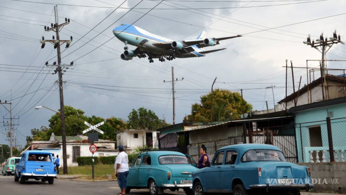 Esta foto del arribo del avión de Obama a Cuba resume perfectamente su visita