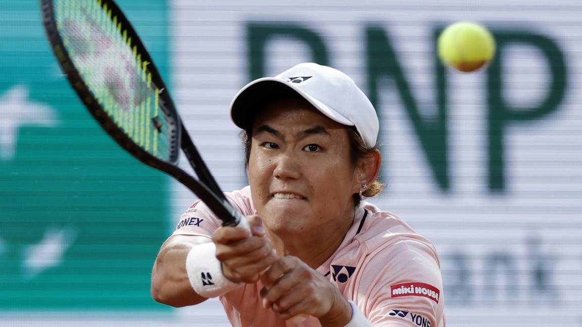 $!Yoshihito Nishioka de Japón juega contra Novak Djokovic de Serbia en su partido de primera ronda de hombres en Roland Garros en París, Francia.