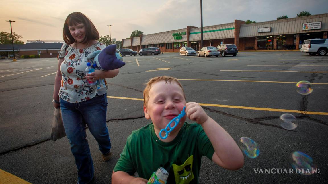 $!Amy Bingham, que participó en un ensayo clínico del fármaco zuranolona, y su hijo Benjamin en un centro comercial de Gibsonville, Carolina del Norte.