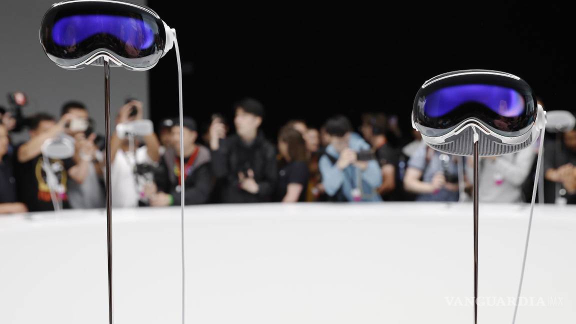 $!El Apple Vision Pro en exhibición mientras los desarrolladores y los miembros de los medios fotografían y examinan los productos.