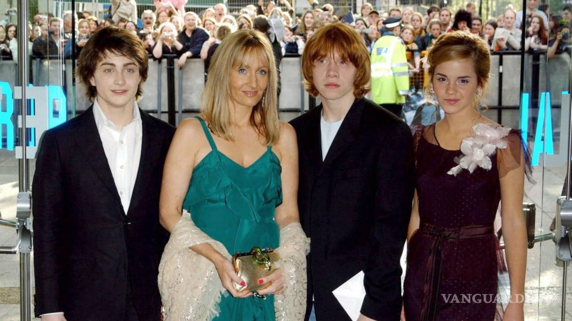 $!JK Rowling con las estrellas que pusieron cara a sus creaciones de la historia de magos Daniel Radcliffe (izquierda), Rupert Grint y Emma Watson en Londres en 2004.