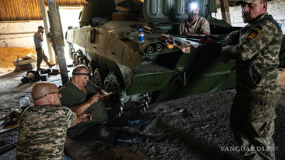 $!Soldados de la 128.a Brigada reparando una pieza de artillería averiada escondida dentro de un edificio en la región de Zaporizhzhia en Ucrania.