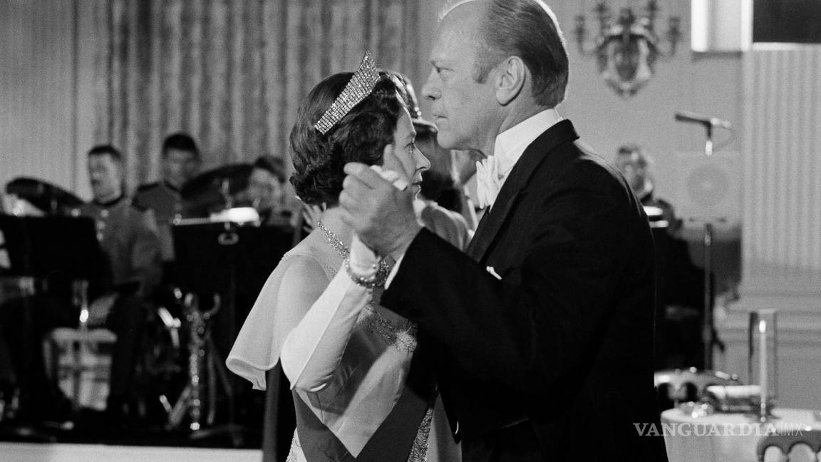 $!7 de julio de 1976, el presidente de EU, Gerald Ford, baila con la reina Isabel II en el comedor de estado de la Casa Blanca.
